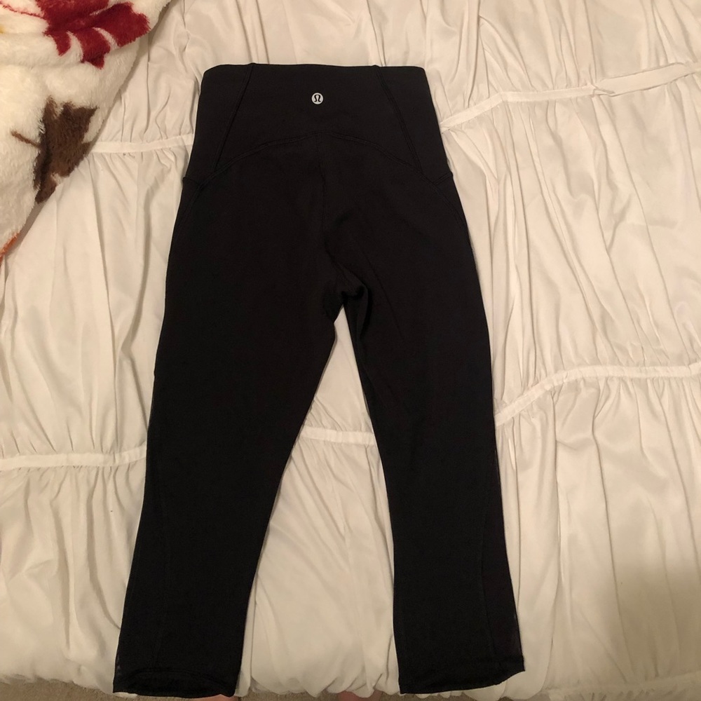 Black cropped Lulu leggings!!